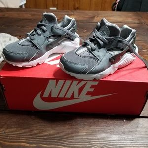 NEW w box/worn once: Toddler Boy Nike Huarache 11C
